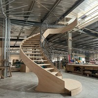 Escalier moderne à double poutre en bois massif avec rampes en fer, marches en chêne rouge américain pour villas intérieures