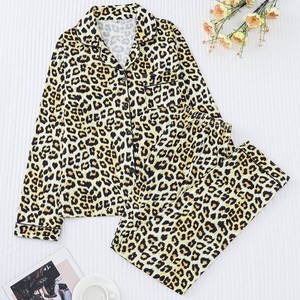 Conjunto de pijama cómodo para el hogar para mujer, manga larga, cuello vuelto, estampados variados, estilos de temporada para mujer - Product Image 1