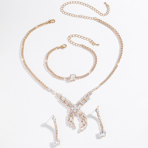 Collar de Moda - Ideal para Bodas y Otros Eventos. Elegante y lujoso, con cadenas brillantes y cristales. - Product Image 5