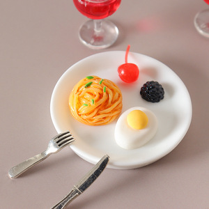 Jouet <span class=keywords><strong>miniature</strong></span> alimentaire, mini maison de poupée, verre à vin rouge simulé, modèle de décoration de scène de table à manger avec steak et pâtes à l'occidentale - Product Image 3
