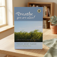 Libro en inglés de bolsillo: Respira, estás vivo. Guía de práctica de meditación y desarrollo espiritual.