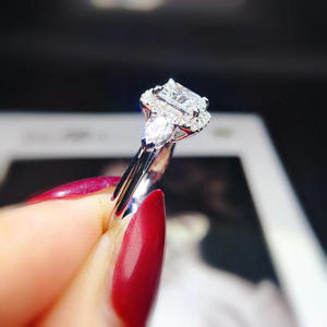 Anello di Fidanzamento F754 per Donna in Oro Bianco con Diamante Naturale Taglio Radiant Colore D Design Halo - Product Image 3