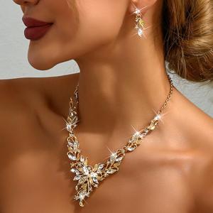 Parure de bijoux exquise et romantique en forme de goutte d'eau, avec strass en cristal, collier ras du cou et boucles d'oreilles en alliage de zinc haut de gamme, vente en gros - Product Image 3