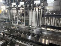 Machine de remplissage et de conditionnement d'eau rotative automatique monobloc avec écran tactile et armoire PLC pour bouteilles