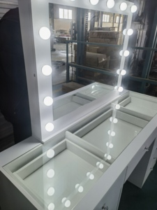 Bureau de maquillage blanc sur mesure de luxe chambre à coucher coiffeuse transparente <span class=keywords><strong>Table</strong></span> de vanité moderne de princesse avec dessus en <span class=keywords><strong>verre</strong></span> - Product Image 4