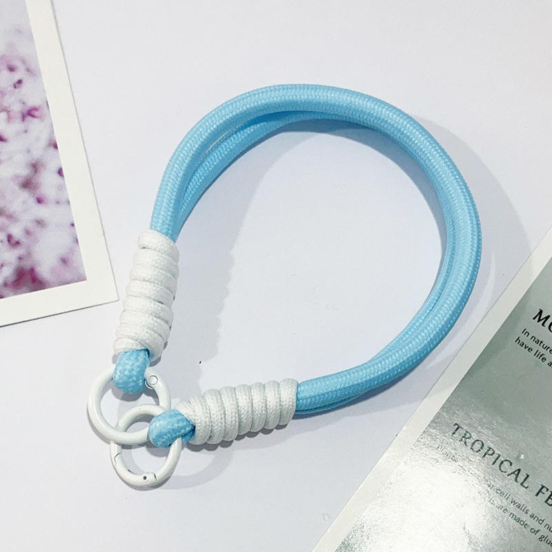 เชือกสีน้ำเงินพร้อมนอตสีขาว