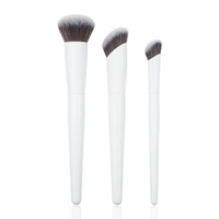 Pinceau à fond de teint professionnel de luxe de haute qualité à manche en bois peint en blanc, poils synthétiques véganes, marque privée