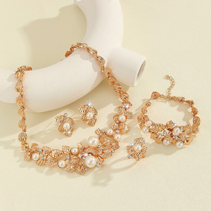 Parure de bijoux transfrontalière européenne et américaine en vogue : collier et boucles d'oreilles en fausses perles et fleurs ajourées pour femme, idéale pour les mariages - Product Image 4