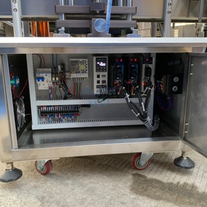 Machine de bouchage automatique servo-motorisée pour bouteilles rondes en verre, plastique et métal, pour aliments et boissons, entièrement personnalisable - Product Image 4