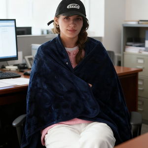 Manta Multiusos 2 en 1, Chal y Almohada de Felpa con Mangas para Hombres y Mujeres, Ideal para Viajes en Avión y Oficina - Product Image 3