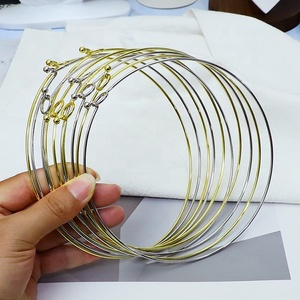 สร้อยคอโลหะคลาสสิกชุบทองคำ 18k พร้อมจี้พระแม่มารีแบบมินิมอล - Product Image 5