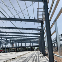 Entrepôt préfabriqué à portique en acier à grande portée, revêtement anticorrosion, résistance au vent MPH, stockage maximalisé