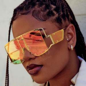 Lunettes de soleil steampunk carrées pour femmes, avec logo personnalisé, rivets métalliques uniques, protection UV400, style masque. - Product Image 1