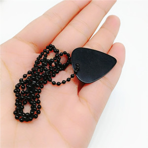 ปิ๊กกีตาร์พร้อมสายโซ่ลูกปัด, ปิ๊กกีตาร์แบบเรดสีดำ, สร้อยคอสำหรับกีตาร์ไฟฟ้าและอะคูสติก - Product Image 1