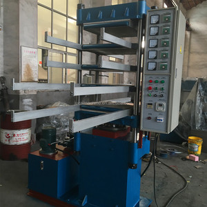 Machine de fabrication de <span class=keywords><strong>dalles</strong></span> en caoutchouc servo-hydraulique avec système d'alimentation automatique pour équipement de tapis de sol antidérapants en granulés de caoutchouc pour aires de jeux - Product Image 3