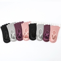 Vente en gros Chaussettes de yoga et de pilates à demi-orteil et à prise croisée Chaussettes à cinq doigts antidérapantes pour la barre de danse et de fitness