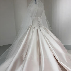 Vestido de Novia Moderno Minimalista NT02 de Satén con Escote Corazón, Estilo Imperio, con Apliques Florales de Cristal y Cola Capilla - Product Image 2