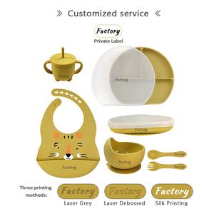 Vente en gros Ensemble de 7 pièces Assiettes en silicone pour bébé sans BPA avec couvercle Bol à succion pour escargot Bavoir pour animaux Couverts Tasse à paille Spork en silicone - Product Image 4