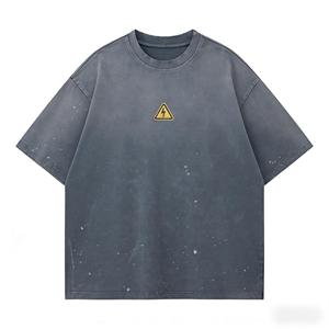 Produttore OEM di T-Shirt Streetwear: <span class=keywords><strong>Maglietta</strong></span> da <span class=keywords><strong>Uomo</strong></span> con Grafica Segnale di Pericolo, Effetto Vintage, Vestibilità Oversize, Logo Personalizzato, Ordine all'Ingrosso - Product Image 1