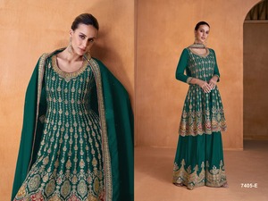 Fausse georgette lourde avec séquences de broderie Fonctionne élégant et concepteur Salwar Kameez pour les événements et les fêtes - Product Image 5