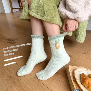 Custom Lady's Half Velvet Cartoon Rabbit Mid-Tube Fuzzy Calcetines Floor Sleeping Coral Fleece Calcetines