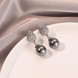 Boucles d'oreilles clous tendance géométriques en zircon gris argenté et nacre, design de luxe haut de gamme, plaqué or sur cuivre, cadeau - Product Image 3