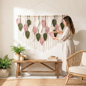 Grande <span class=keywords><strong>tapisserie</strong></span> murale en macramé, style bohème chic, avec feuilles tissées rose et vert, en fibre <span class=keywords><strong>de</strong></span> coton faite à la main, avec bâton en bois amovible - Product Image 2
