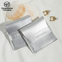 Pochette de rangement pour bijoux en PU argenté avec rabat, logo personnalisé en relief, pochette de rangement pour bijoux tendance, sac d'emballage pour bijoux en PU, support OEM