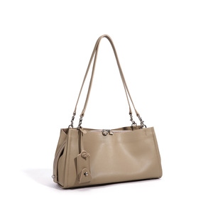 Bolso de Hombro de Cuero Genuino con Diseño de Cadena y Textura Premium, para Uso Diario, Procesamiento ODM - Product Image 1