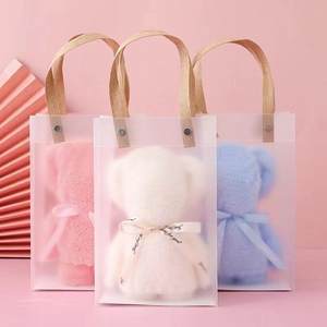Ensembles de cadeaux ours mignon en velours <span class=keywords><strong>corail</strong></span> super doux de luxe 30x30 avec logo bon marché ensemble de serviettes de bain pour le visage <span class=keywords><strong>sac</strong></span> à <span class=keywords><strong>main</strong></span> cadeau d'invité de mariage serviettes ours - Product Image 2
