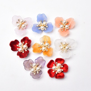 Apliques de plástico para vestido de <span class=keywords><strong>novia</strong></span>, accesorios de joyería, tres hojas, concha de imitación, Perla de gelatina, flor, botón de diamantes de imitación - Product Image 1