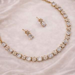 Ensemble de bijoux de mariée indiens traditionnels avec diamants américains - Collier et boucles d'oreilles de mariage exquis plaqués argent pour femmes - Product Image 1