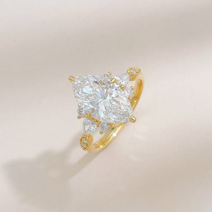 Anello Solitario da Donna con Diamante Coltivato in Laboratorio Taglio Marquise Grande Carato, Placcato Oro Giallo 18K, per Fidanzamento e Matrimonio, di Lusso - Product Image 2