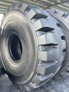 Neumático Sólido Sin Cámara de Alta Calidad OTR E-3 L-3 23.5-25 para Minicargadoras y Ruedas - Product Image 1