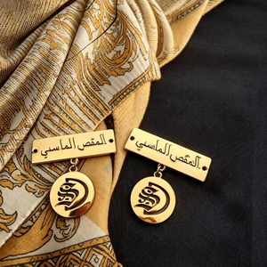 Étiquettes de marque en métal personnalisées en alliage, gravées, lavables, de haute qualité, pour vêtements, sacs et tissus - Product Image 1