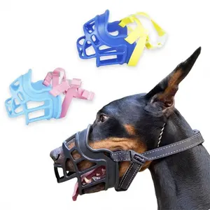 Accessori per animali domestici di vendita caldi coperchio della bocca del cesto di plastica per cani Anti abbaiare masticare mordere guardia muso del cane traspirante
