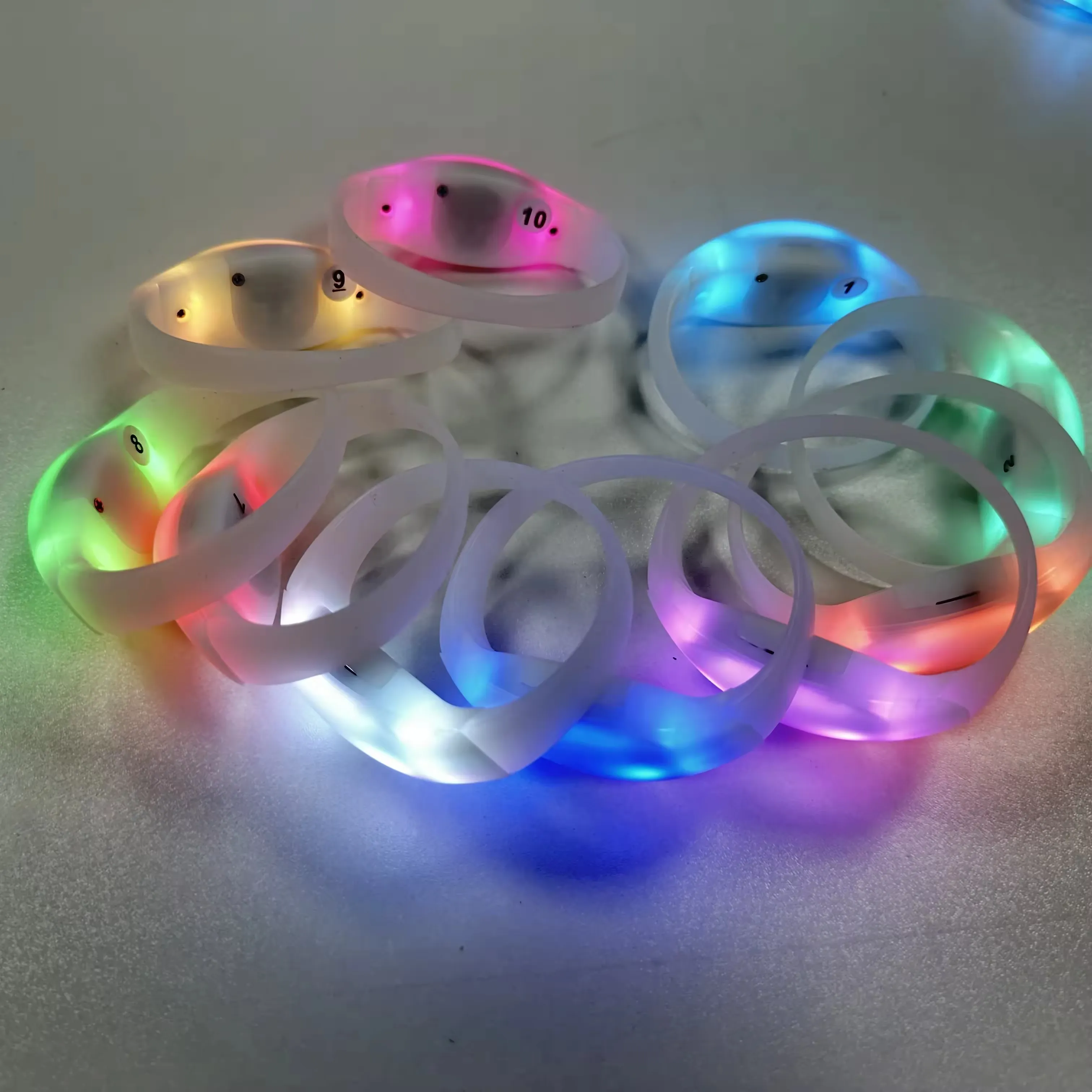 Nuovi arrivi LOGO personalizzato telecomando DMX controllato partito LED lampeggiante braccialetto in Silicone LED braccialetto per eventi
