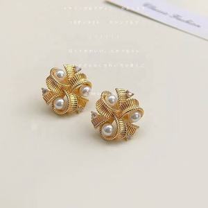 Boucles d'oreilles clous en alliage plaqué or avec perles et fleurs, design romantique et tendance avec strass en cristal pour femme, garantie commerciale - Product Image 6