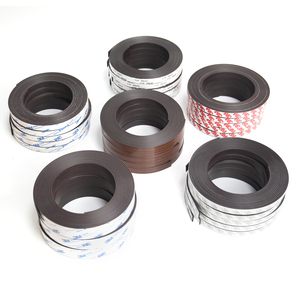 Aimant en caoutchouc souple de bande magnétique arrière collante imperméable puissante pour les propriétés magnétiques de bande de joint de bandes d'outils d'utilisation industrielle - Product Image 1