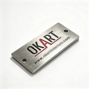 Badge d'identification personnalisé en aluminium brossé avec logo imprimé en couleur pour le personnel de détail et d'entreprise - Product Image 5