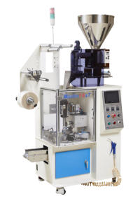 Machine d'emballage automatique VFFS pour sachets pyramidaux, idéale pour les chocolats, bonbons et granulés – Forme, remplisse et scelle verticalement les sachets triangulaires - Product Image 2