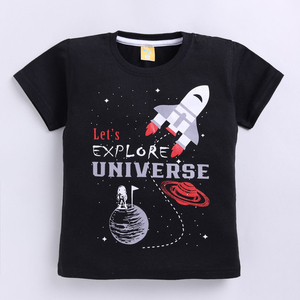 Camiseta de algodón puro estampada para niños, color verde claro, con estampado gráfico divertido con gorra, gafas de sol y camiseta colorida - Product Image 1