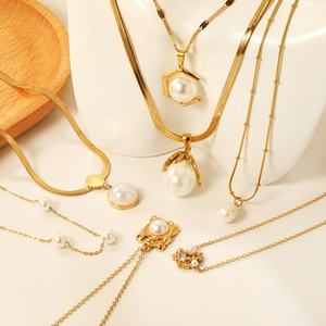 Collier de perles élégant en acier inoxydable plaqué or 18 carats avec pendentif breloque, vente en gros pour femmes - Product Image 1