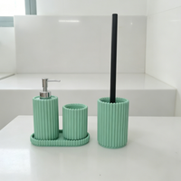 Ensemble d'accessoires de salle de bain élégants et écologiques en résine à nervures verticales cannelées, 4 pièces : distributeur de savon liquide, gobelet, brosse de toilette