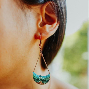   Pendientes de Lágrima Hechos a Mano en Verde y Dorado - Pendientes de Lágrima con Cuentas - Product Image 1
