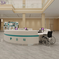 Bureau de réception rond moderne personnalisé en Corian avec éclairage LED et finition métallique pour postes d'infirmières d'hôpitaux et d'hôtels