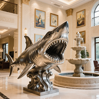 Statues de sculpture de requin en acier inoxydable modernes sur mesure grand artisanat en métal poli pour décor de piscine