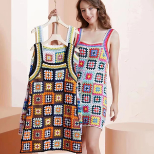 Abito da donna multicolore all'uncinetto con motivo Granny Square, senza maniche, scollo quadrato, stile boho, mini abito. - Product Image 1