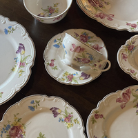 Nouvel arrivage : Service de table en céramique française à motifs floraux en relief – Élégant motif iris et rose – Tasse à thé exquise pour le goûter