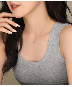 Collier pendentif croissant texturé 3D en argent sterling S925, bijou délicat et tendance de style parisien, cadeau pour femmes et filles, à porter au quotidien - Product Image 5